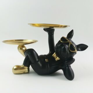 Zwarte Bulldog met twee dienbladen