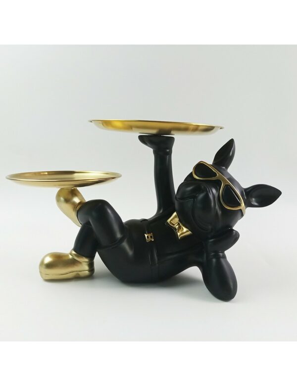 Zwarte Bulldog met twee dienbladen